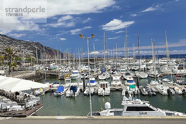 Blick auf den Jachthafen von Funchal  Santa Luzia  Funchal  Madeira  Portugal  Europa