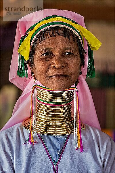 INLE SEE  MYANMAR  7. JANUAR 2014: Nicht identifizierte Frau vom Stamm der Padaung-Langhälse. Die Frauen des Padaung-Langhals-Stammes tragen ab 5 Jahren Messingringe um den Hals und sind eine für den Tourismus ausgebeutete Minderheit in Myanmar