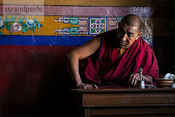 DISKIT  INDIEN  6. SEPTEMBER: Tibetischer buddhistischer Mönch in der Diskit-Gompa am 6. September 2011 in Diskit  Indien. Die Diskit Gompa ist das älteste und größte buddhistische Kloster (Gompa) im Nubra-Tal in Ladakh  Indien  Asien