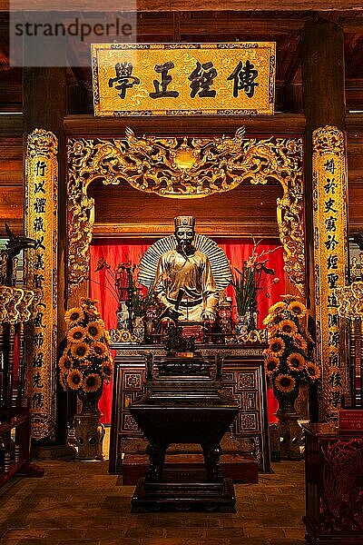 HANOI  VIETNAM  11. JUNI 2011: Konfuzius-Statue im Tempel der Literatur. Dieser Tempel ist Konfuzius  Weisen und Gelehrten gewidmet