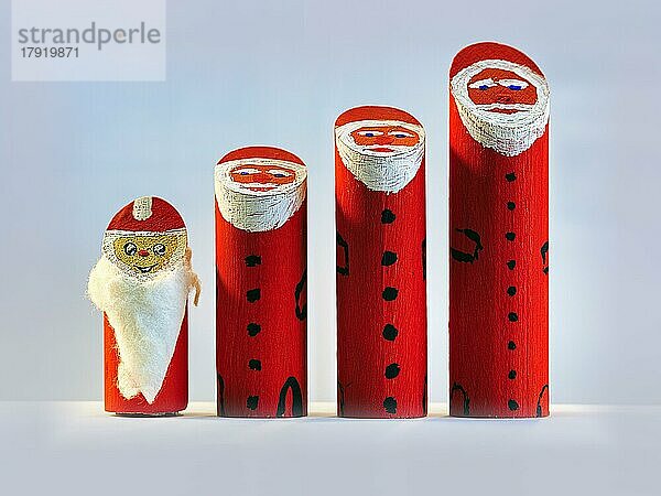 Einfacher Weihnachtsmann aus Holz  vier unterschiedlich große stehen nebeneinander  einer lächelt  leicht gebastelt  DIY  do it yourself