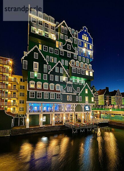 ZAANDAM  NIEDERLANDE  8. MAI 2017: Das Inntel Hotel in Zaandam ist bei Nacht beleuchtet. Das Design des 2009 eröffneten 12-stöckigen Hochhauses ist das Ergebnis der Stapelung einer Reihe traditioneller niederländischer Häuser