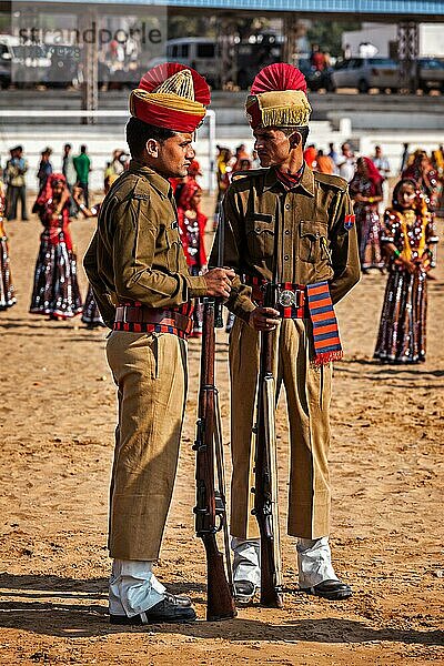 PUSHKAR  INDIEN  21. NOVEMBER 2012: Indische Polizisten in voller Montur bei der Pushkar Mela (Kamelmesse) in Pushar. Pushkar  Rajasthan  Indien  Asien