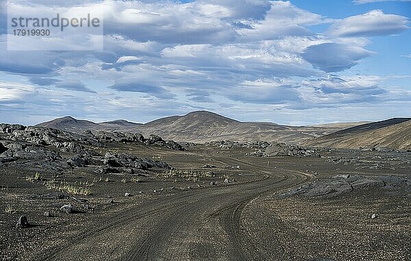 Piste durch schwarzen Sand  Vulkanlandschaft  karge Landschaft  Vatnajökull-Nationalpark  Isländisches Hochland  Island  Europa