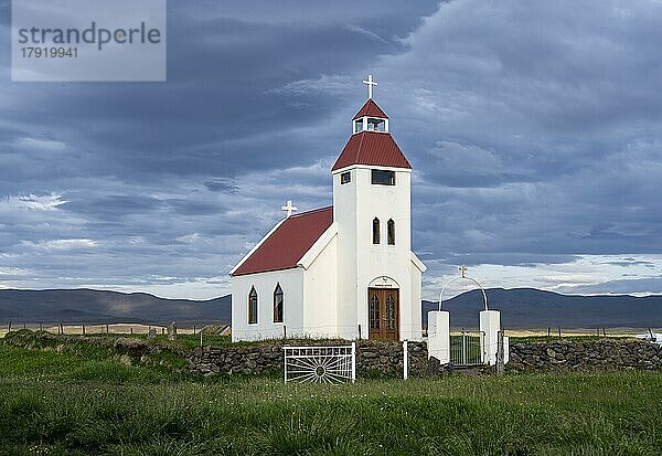 Kirche im Abendlicht  Möðrudalur  isländisches Hochland  Island  Europa
