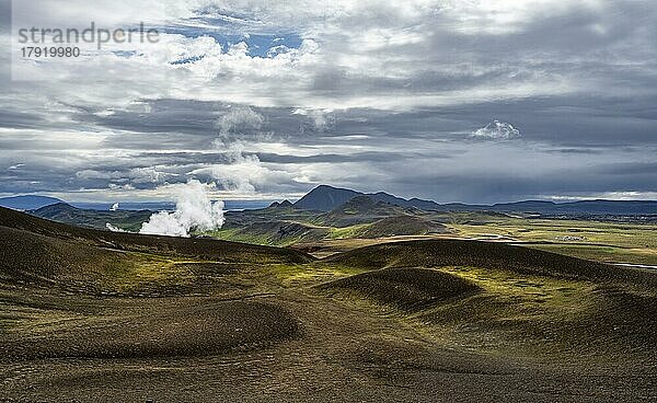 Vulkanlandschaft mit bunt verfärbten Hügeln  Dampf des Krafla Geothermalkraftwerk  Geothermalgebiet  Nordisland  Island  Europa