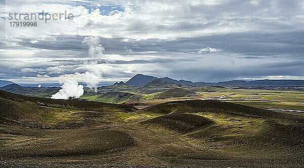 Vulkanlandschaft mit bunt verfärbten Hügeln  Dampf des Krafla Geothermalkraftwerk  Geothermalgebiet  Nordisland  Island  Europa