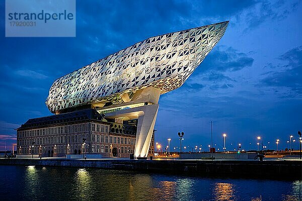 ANTWERPEN  BELGIEN  27. MAI 2018: Hauptsitz der Antwerpener Hafenverwaltung  entworfen von der berühmten iranischen Architektin Zaha Hadid  Antwerpen  Belgien  bei Nacht beleuchtet  Europa