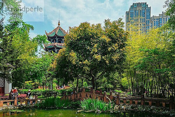 CHENGDU  CHINA  15. APRIL 2018: Wangjiang Pavilion (Wangjiang Tower) im Wangjianglou Park. Chengdu  Sichuan  China  Asien