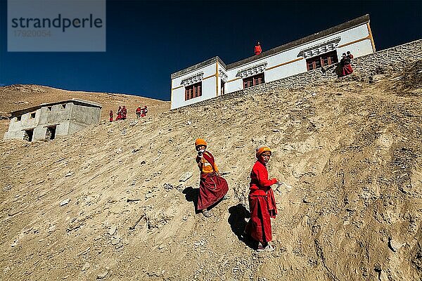 KORZOK  INDIEN  15. SEPTEMBER 2012: Kinder buddhistische Mönche werfen Papierflugzeuge im Dorf Korzok  Ladakh  Indien  Asien