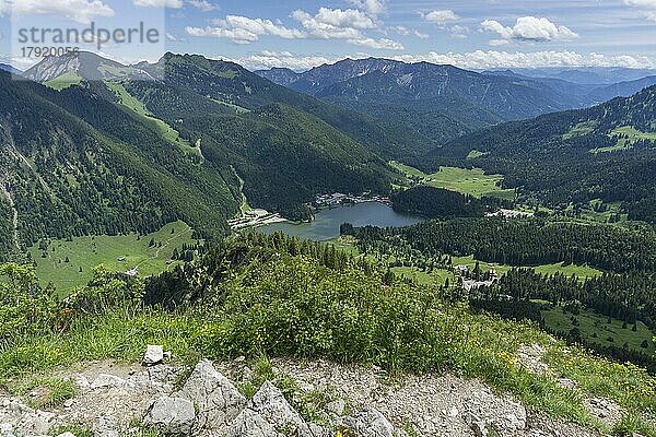 Ausblick von der Brecherspitze auf den Spitzingsee  hinten Hochmiesing  Rotwand  Hinteres Sonnwendjoch  Spitzingsee  Mangfallgebirge  Oberbayern  Deutschland  Europa