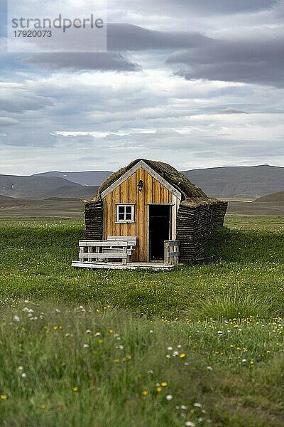 Kleines traditionelles Torfhaus aus Holz mit Gras auf dem Dach  Möðrudalur  isländisches Hochland  Island  Europa