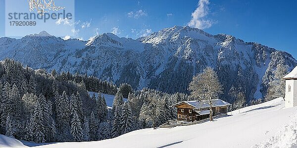 Winterlandschaft  Gerstruben  ein ehemaliges Bergbauerndorf im Dietersbachtal bei Oberstdorf  dahinter der Himmelschrofenzug  Allgäuer Alpen  Allgäu  Bayern  Deutschland  Europa