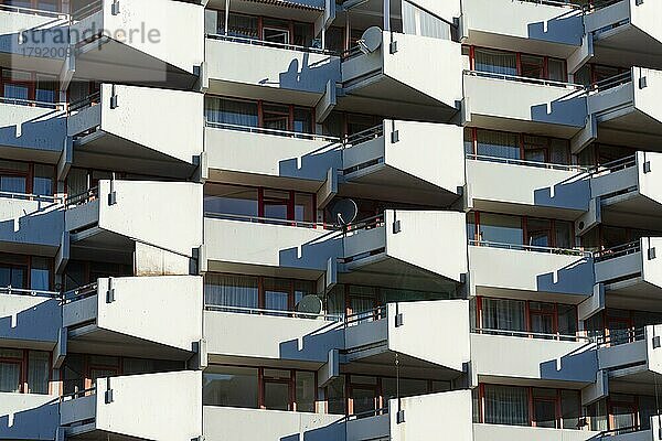 Wohnhochhaus mit Balkonen und Satellitenschüsseln  Trabantenstadt Chorweiler in Köln  Nordrhein-Westfalen  Deutschland  Europa