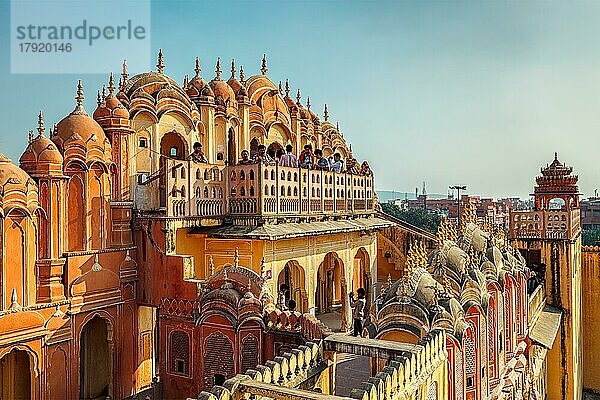 JAIPUR  INDIEN  18. NOVEMBER 2012: Touristen besuchen den Hawa Mahal Palast (Palast der Winde)  ein berühmtes touristisches Wahrzeichen von Rajasthan