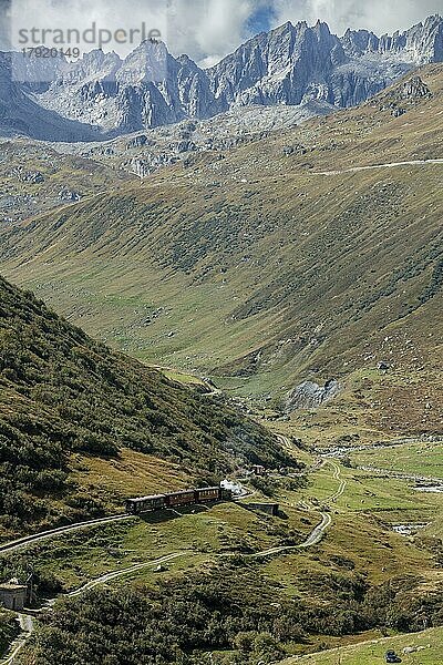 Dampfeisenbahn  Zug mit Dampflokomotive  Furka-Dampfbahn nahe Bahnhof Tiefenbach  Furkapass  Uri  Schweiz  Europa