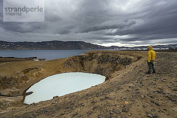 Tourist am Kraterrand  Kratersee Víti und Öskjuvatn im Krater des Vulkans Askja  Vulkanlandschaft  Gebirgsmassiv Dyngjufjöll  isländisches Hochland  Vatnajökull Nationalpark  Island  Europa