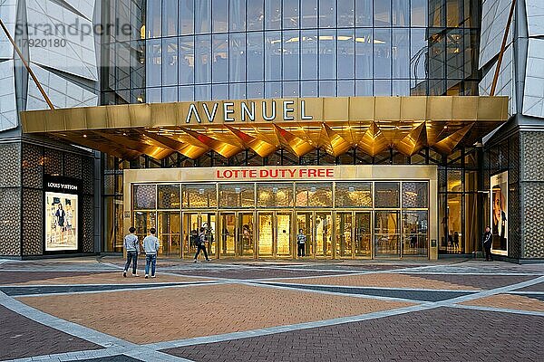 SEOUL  SÜDKOREA  1. April 2016: Eingang des kürzlich eröffneten Lotte Avenuel  Koreas größtem Kaufhaus für Luxusgüter der Spitzenklasse