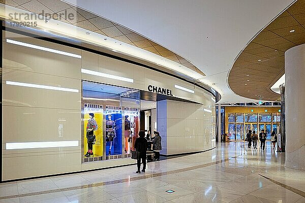 SEOUL  SÜDKOREA  1. April 2016: Chanel-Shop im kürzlich eröffneten Lotte Avenuel  Koreas größtem Kaufhaus für Luxusgüter der Spitzenklasse