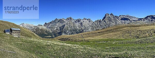Alphütten am Furggerchäller  hinten Walliser Alpen mit Schwarzhorn und Schinhorn  Grengiols  Wallis  Schweiz  Europa