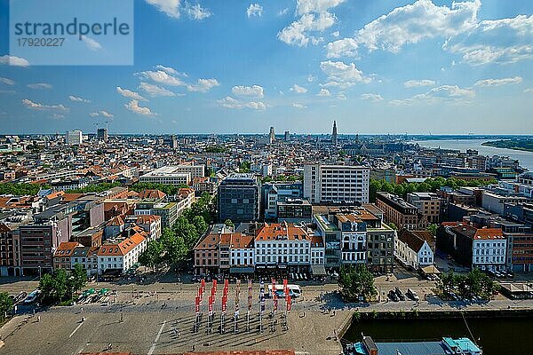 ANTWERP  BELGIEN  26. Mai 2018: Luftaufnahme der Innenstadt von Antwerpen mit der Liebfrauenkathedrale in Antwerpen  Belgien  Europa