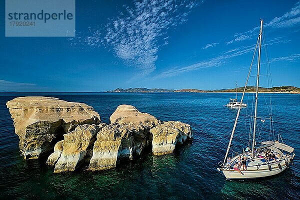 Yachtboot mit Touristen in der Nähe der weißen Felsen der berühmten Touristenattraktion der Insel Milos Sarakiniko Strand Milos Insel  Sarakiniko  Griechenland  Europa