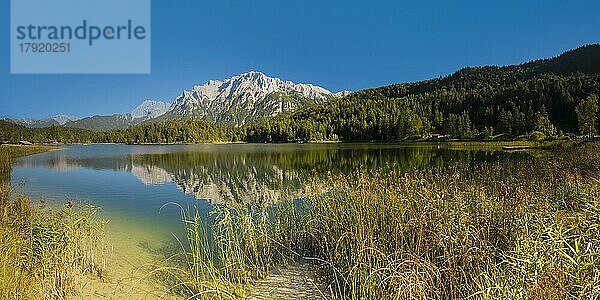 Lautersee  bei Mittenwald  dahinter das Karwendelgebirge  Werdenfelser Land  Oberbayern  Bayern  Deutschland  Europa