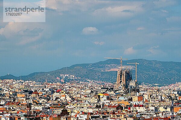 Luftaufnahme der Stadt Barcelona mit der im Bau befindlichen berühmten Basilika Sagrada Familia  Barcelona  Spanien  Europa