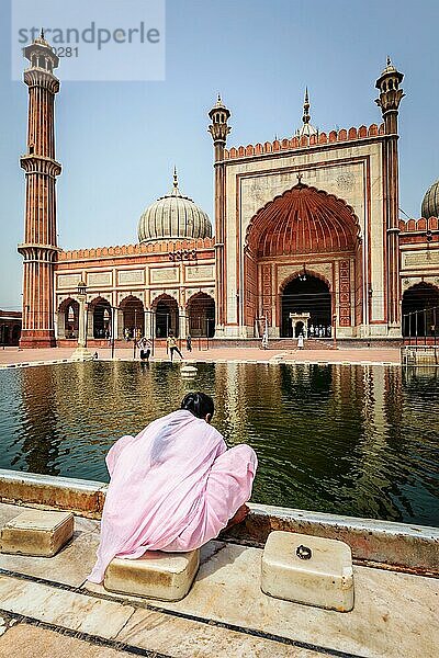 DELHI  INDIEN  24. JUNI 2012: Frau in Jama Masjid  der größten Moschee in Indien. Delhi  Indien  Asien