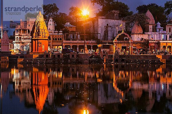 UJJAIN  INDIEN  23. APRIL 2011: Ghats des heiligen Flusses Kshipra in Ujjain  Madhya Pradesh  Indien  am Abend  Asien