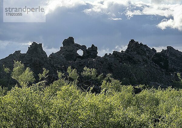 Felsbogen  Gesteinsformationen aus Vulkangestein  Vulkanlandschaft Krafla  Dimmuborgir Lavafelder  Mývatn  Island  Island  Europa