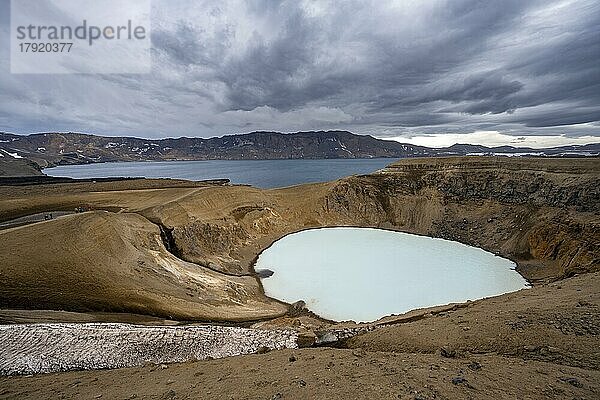 Kratersee Víti und Öskjuvatn im Krater des Vulkans Askja  Vulkanlandschaft  Gebirgsmassiv Dyngjufjöll  isländisches Hochland  Vatnajökull Nationalpark  Island  Europa