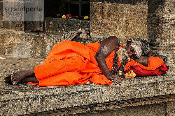 TIRUVANAMALLAI  INDIEN  7. JANUAR 2010: Sadhu  religiöser Asket oder heilige Person  schläft im Hindu-Tempel Arunachaleswar. Tiruvanamallai  Tamil Nadu  Indien  Asien