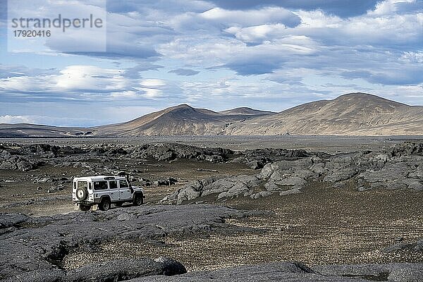 Weißer Land Rover  Auto auf einer Piste  Vulkanlandschaft  karge Landschaft  Vatnajökull-Nationalpark  Isländisches Hochland  Island  Europa