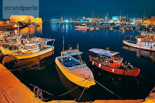 Venezianische Festung in Heraklion und vertäute griechische Fischerboote im Hafen  Insel Kreta  Griechenland in der Nacht
