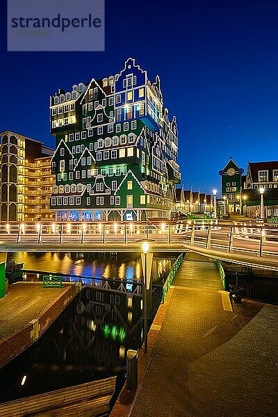 ZAANDAM  NIEDERLANDE  8. MAI 2017: Das Inntel Hotel in Zaandam ist bei Nacht beleuchtet. Das Design des 2009 eröffneten 12-stöckigen Hochhauses ist das Ergebnis der Stapelung einer Reihe traditioneller niederländischer Häuser