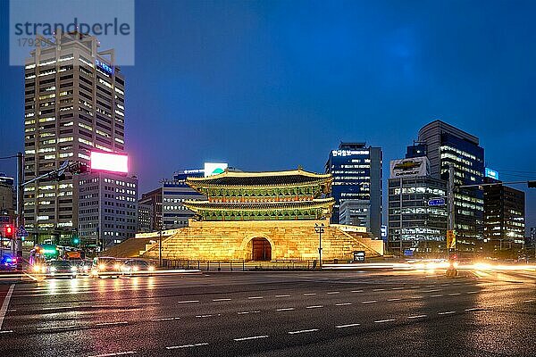 Namdaemun Gate Sungnyemun bei Nacht mit Stadtverkehr  Seoul  Seoul  Südkorea  Asien