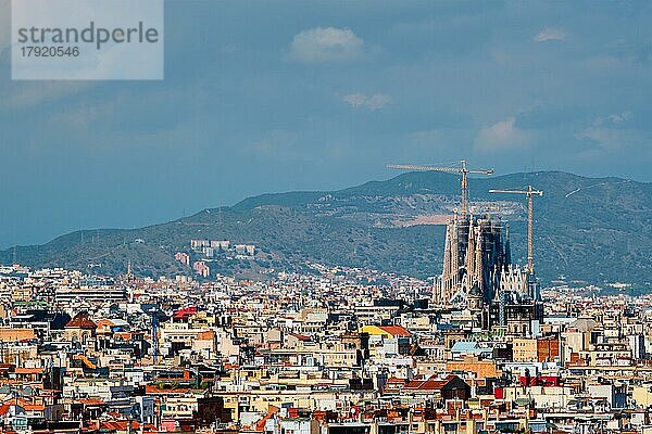 Luftaufnahme der Stadt Barcelona mit der im Bau befindlichen berühmten Basilika Sagrada Familia  Barcelona  Spanien  Europa