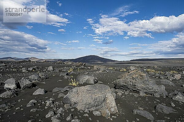 Vulkanische Felsen und Lavasand  Vulkanlandschaft  karge Landschaft  Vatnajökull-Nationalpark  Isländisches Hochland  Island  Europa