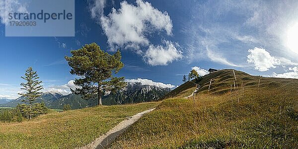 Panorama vom Hoher Kranzberg  1397m auf das wolkenverhangene Karwendelgebirge  Werdenfelser Land  Oberbayern  Bayern  Deutschland  Europa