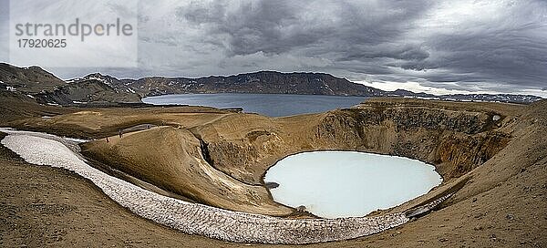 Kratersee Víti und Öskjuvatn im Krater des Vulkans Askja  Vulkanlandschaft  Gebirgsmassiv Dyngjufjöll  isländisches Hochland  Vatnajökull Nationalpark  Island  Europa