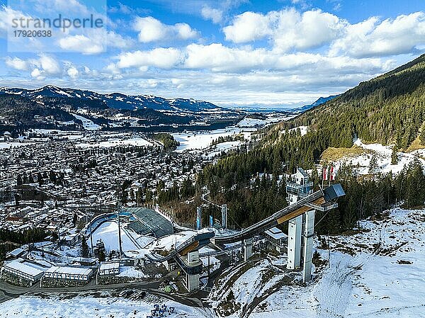 Luftaufnahme  Oberstdorf im Winter  Illertal  Allgäuer Alpen  Allgäu  Bayern  Deutschland  Europa