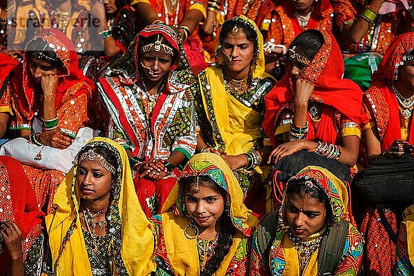 PUSHKAR  INDIEN  21. NOVEMBER 2012: Nicht identifizierte Rajasthani-Mädchen in traditioneller Kleidung bereiten sich auf eine Tanzvorführung auf dem jährlichen Kamelmarkt Pushkar Mela in Pushkar  Rajasthan  Indien  vor  Asien