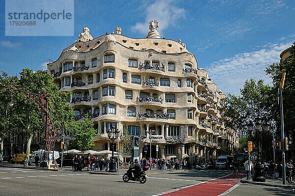 BARCELONA  SPANIEN  15. APRIL 2019: Das berühmte Haus Casa Mila  auch bekannt als La Pedrera  ein modernistisches Gebäude in Barcelona  Katalonien  Spanien  entworfen vom Architekten Antoni Gaudi  Europa