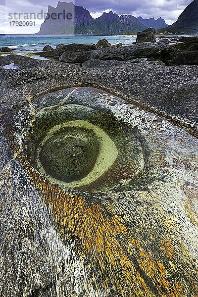 The Dragons Eye  Felsformation am Uttakleiv Beach  Lofoten Inseln  Norwegen  Europa