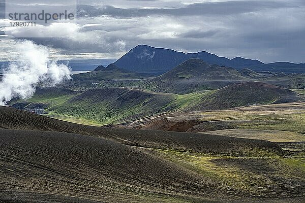 Vulkanlandschaft mit bunt verfärbten Hügeln  Dampf des Krafla Geothermalkraftwerk  Geothermalgebiet  Nordisland  Island  Europa