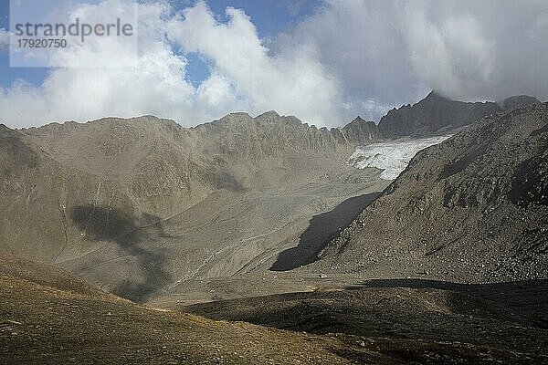 Gross Muttenhorn und verbleibende Reste am Muttgletscher  Wallis  Schweiz  Europa