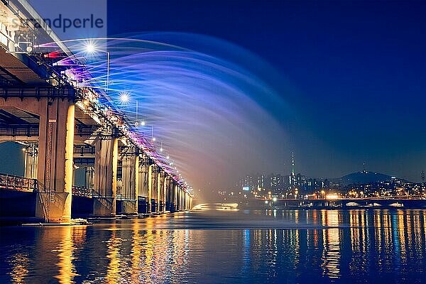 SEOUL  SÜDKOREA  7. APRIL 2017: Banpo Bridge Rainbow Fountain touristisches Wahrzeichen auf Han-Fluss bei Nacht beleuchtet  Seoul  Südkorea  Asien