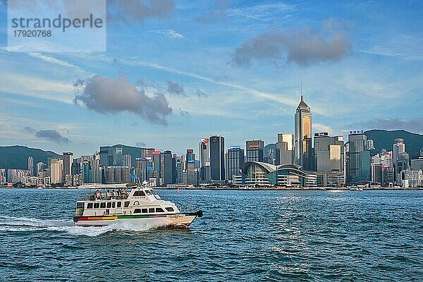 HONGKONG  CHINA  1. MAI 2018: Hongkong Skyline Stadtbild Downtown Wolkenkratzer über Victoria Harbour in den Abend mit Touristen Boot auf Sonnenuntergang. Hongkong  China  Asien