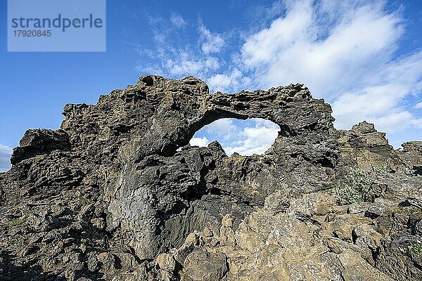 Felsbogen  Gesteinsformationen aus Vulkangestein  Vulkanlandschaft Krafla  Dimmuborgir Lavafelder  Mývatn  Island  Island  Europa